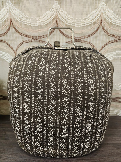 Vintage  theebeurs met knip – bruine stof met bloemenpatroon