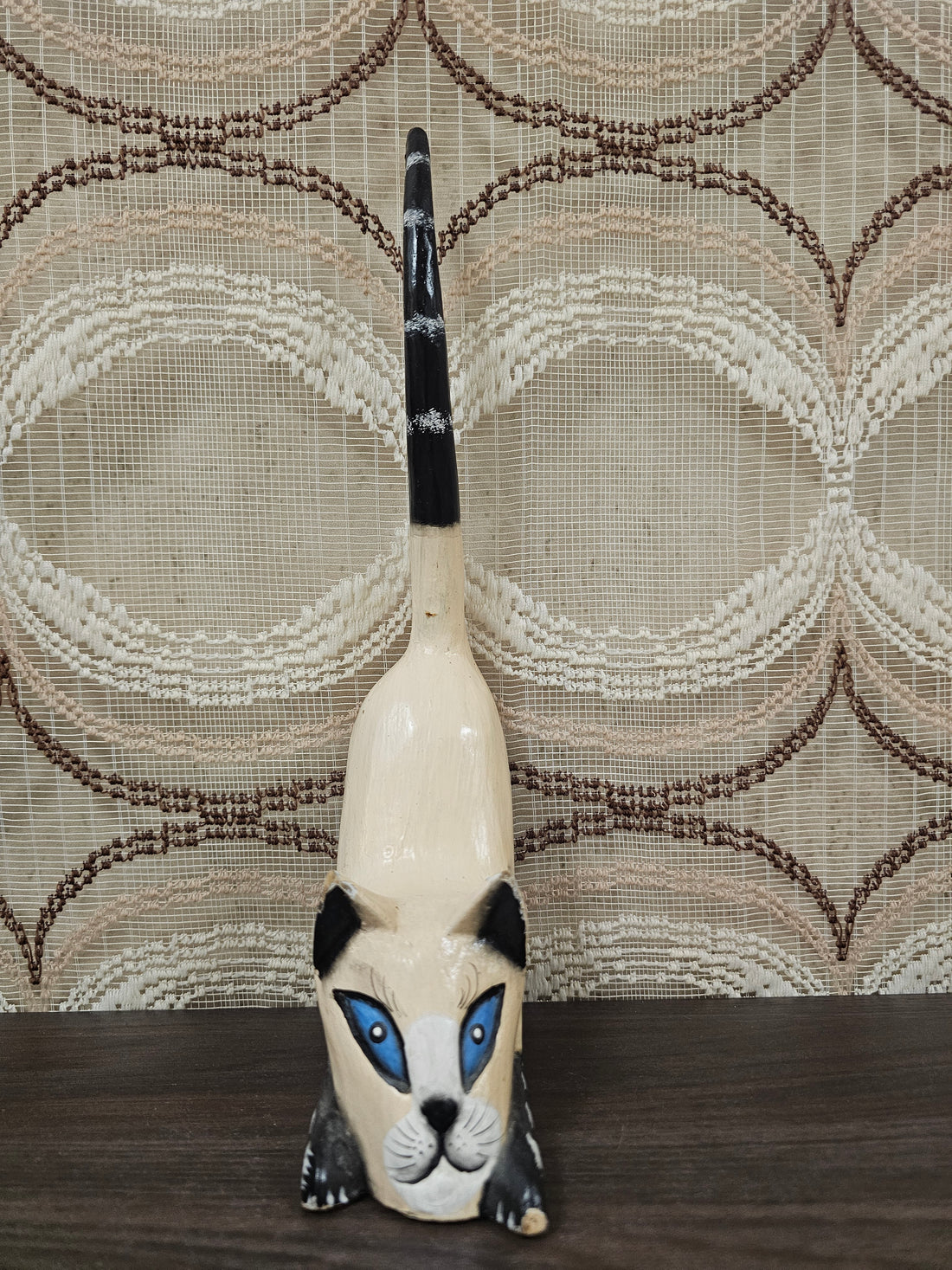 Handgesneden houten kattenbeeld lichte kleur – 32,5 cm