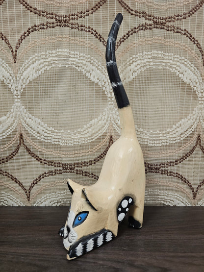 Handgesneden houten kattenbeeld lichte kleur – 32,5 cm