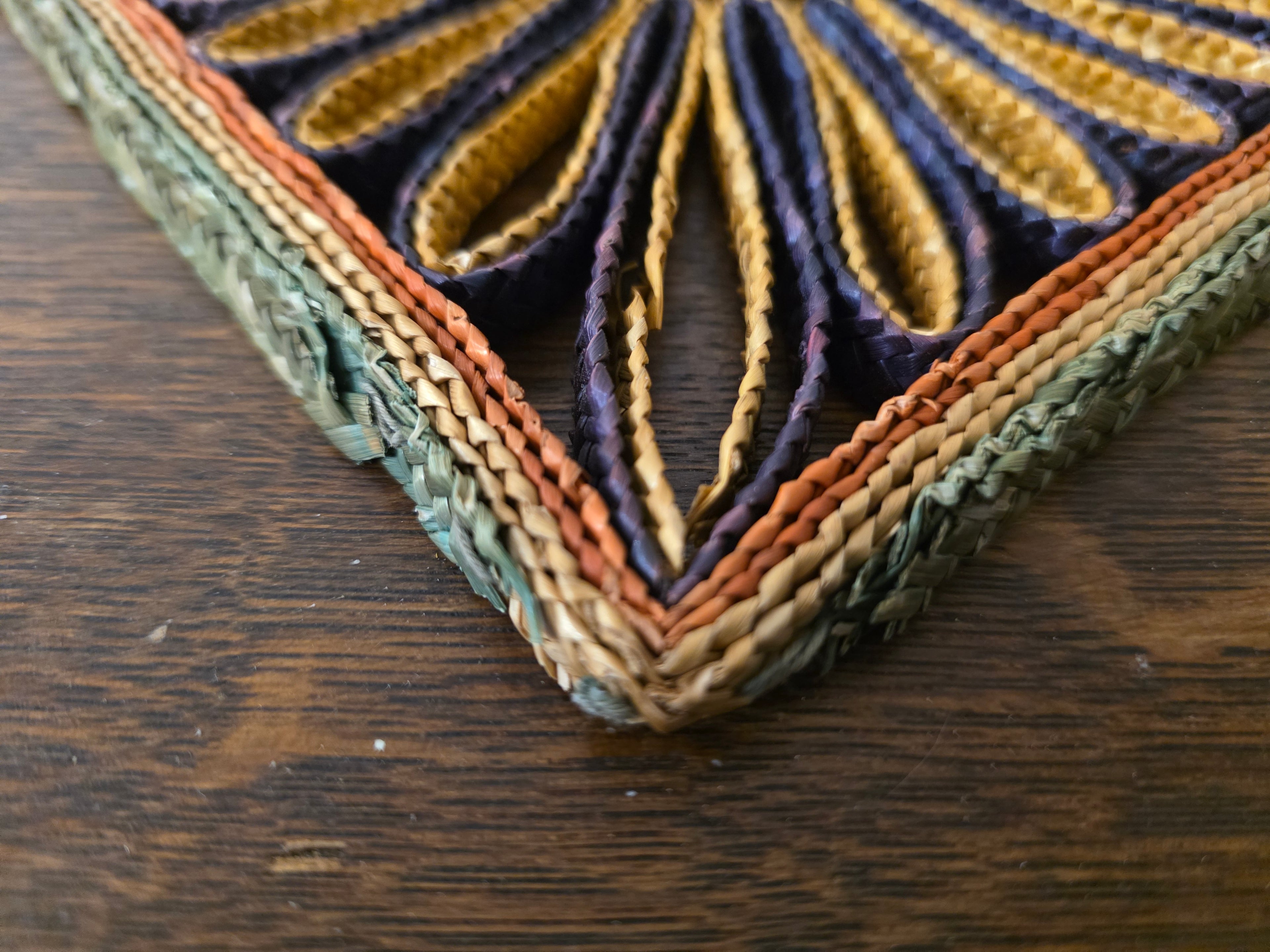 Raffia pannenonderzetter vierkant – paars oker bloemmotief