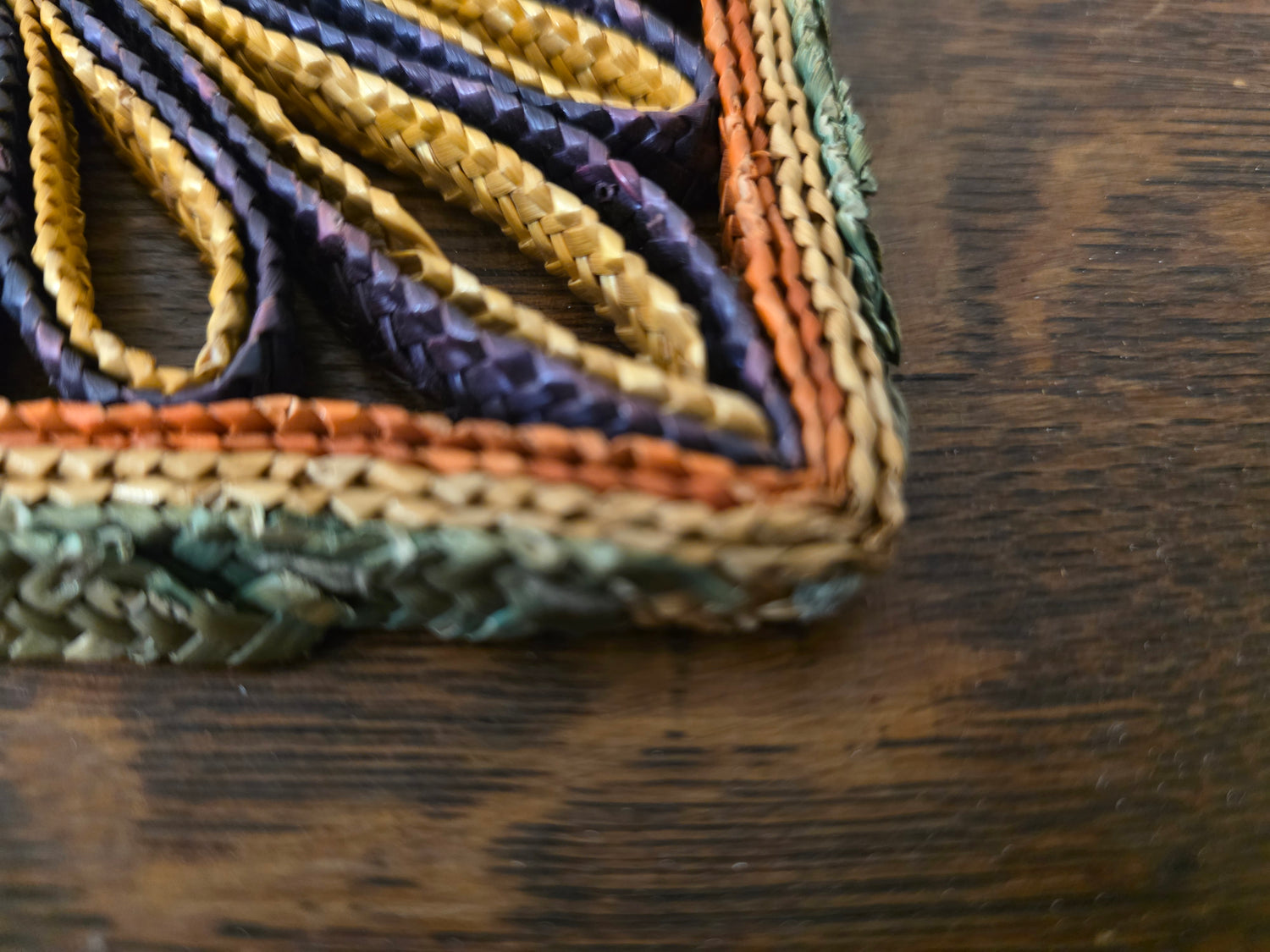 Raffia pannenonderzetter vierkant – paars oker bloemmotief