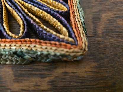 Raffia pannenonderzetter vierkant – paars oker bloemmotief