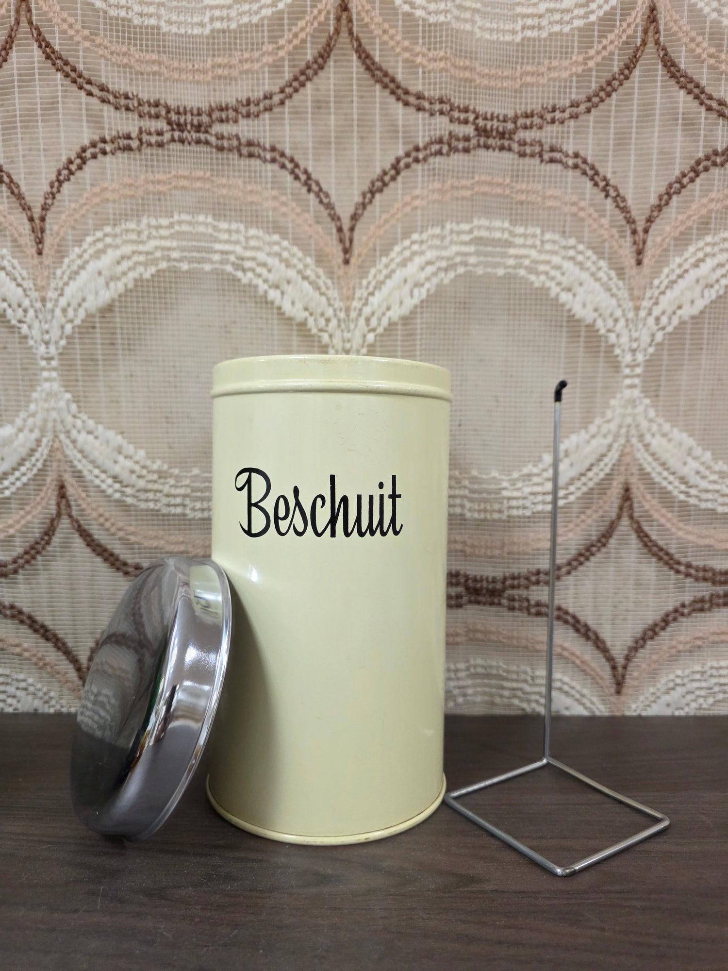 Brabantia beschuitbus met lift – crème vintage