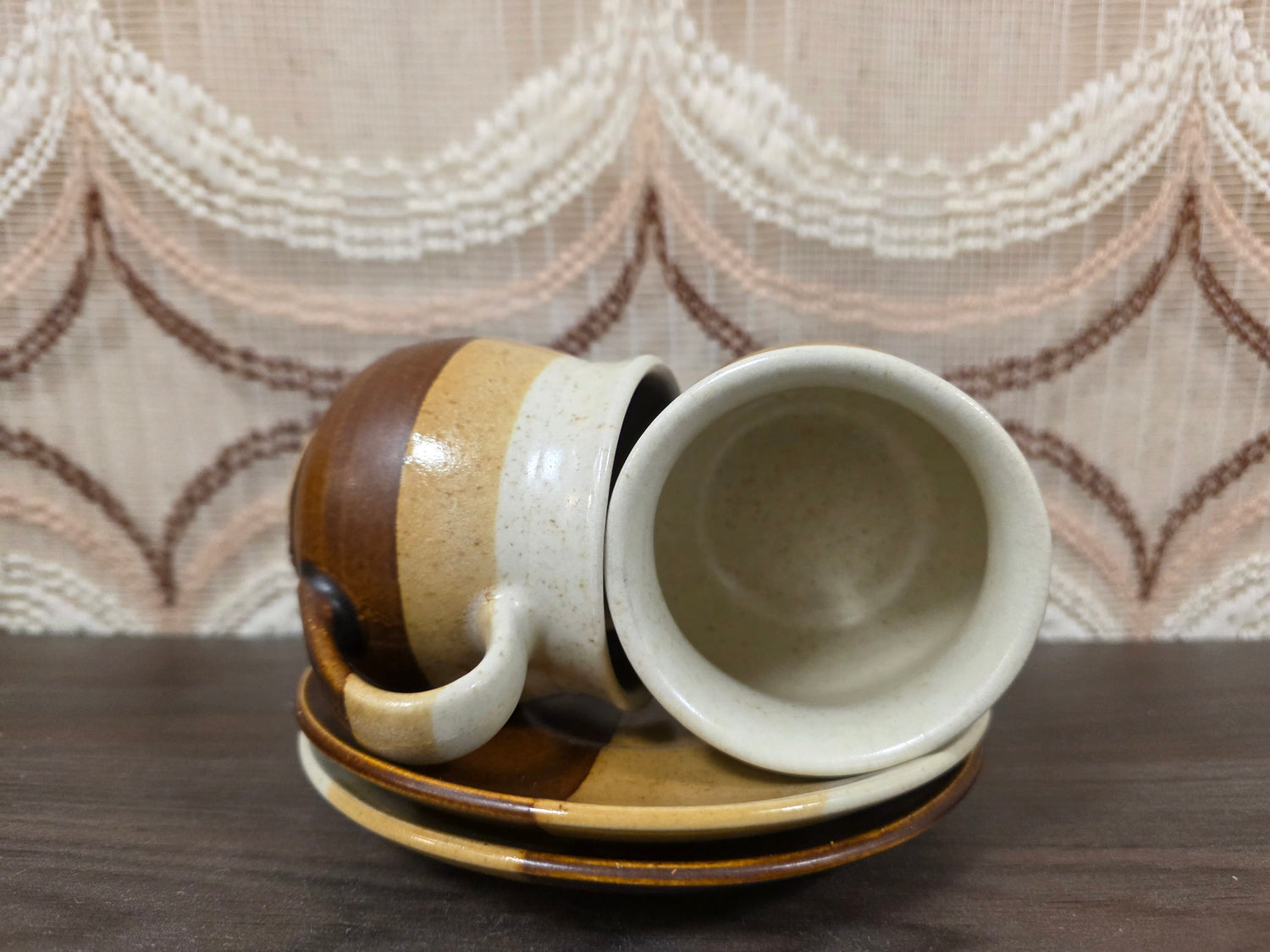 Set kop en schotel aardewerk – vintage bruin crème