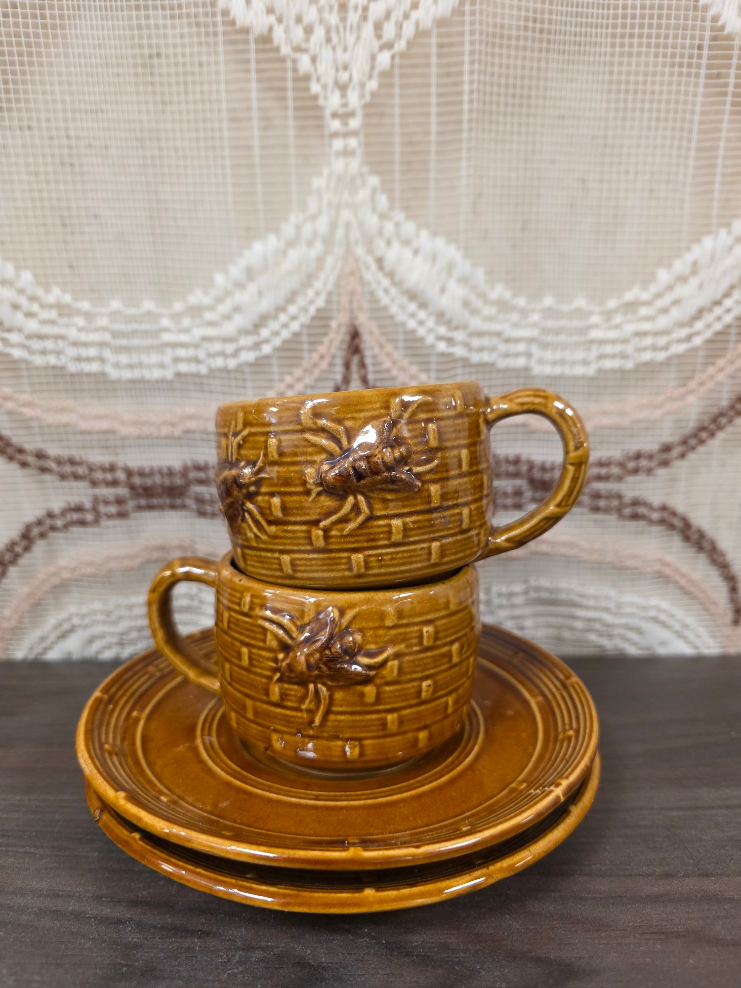 Set kop en schotel bruin – met bijenmotief vintage