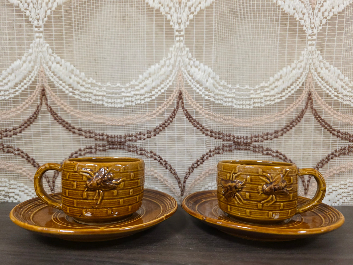 Set kop en schotel bruin – met bijenmotief vintage