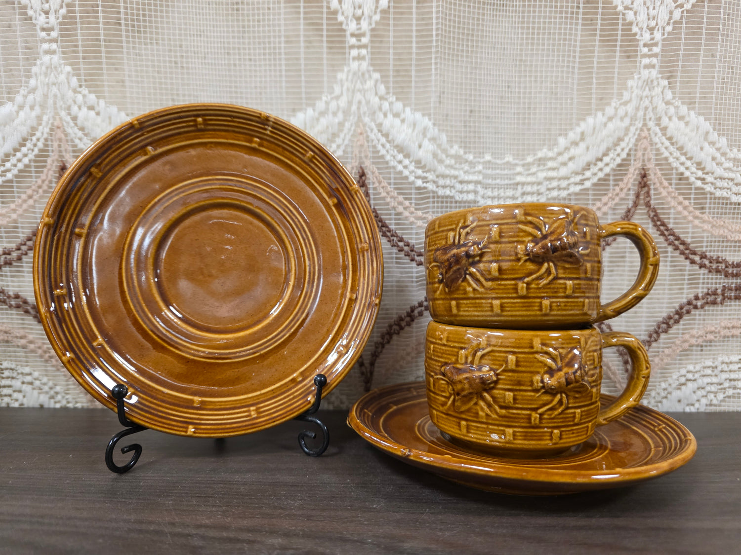 Set kop en schotel bruin – met bijenmotief vintage