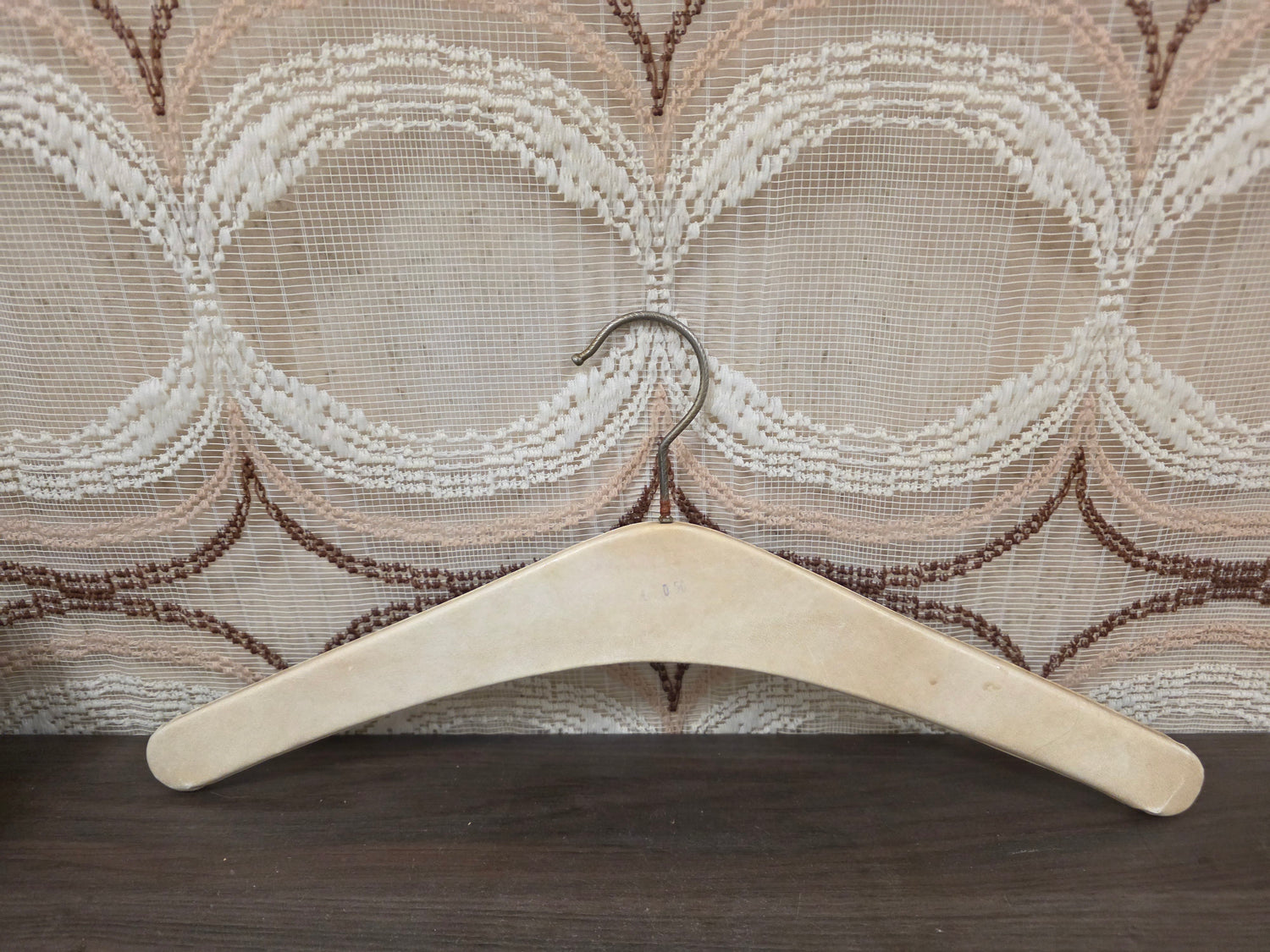 Skailederen kledinghanger creme studs