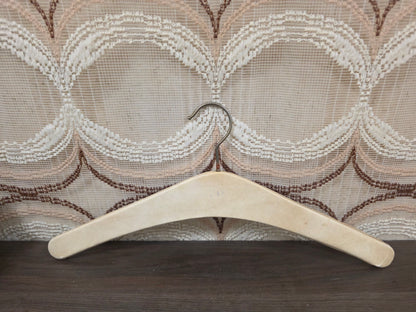 Skailederen kledinghanger creme studs