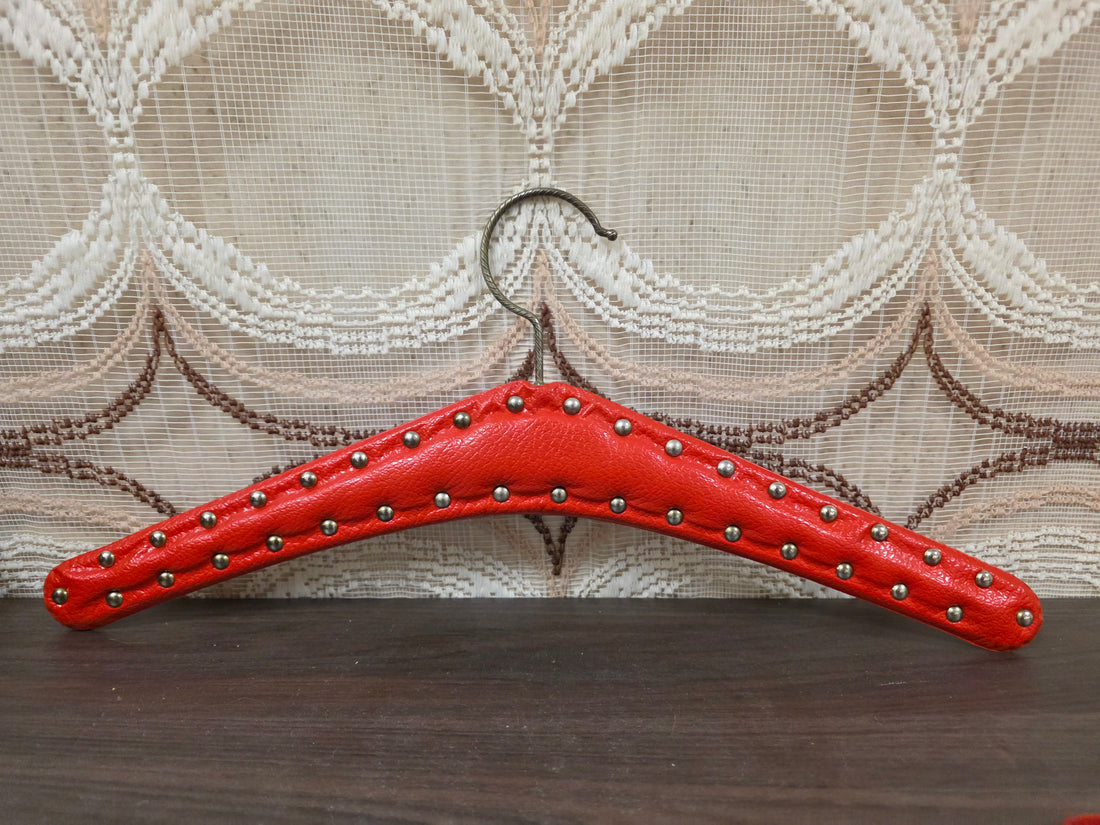 Vintage rode skailederen kledinghanger met studs