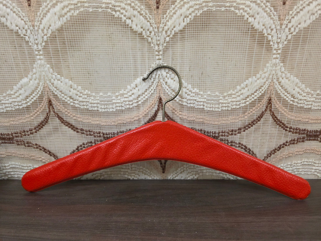 Vintage rode skailederen kledinghanger met studs