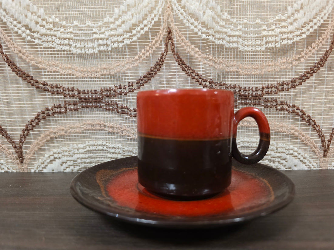 Vintage kop en schotel rood bruin glazuur