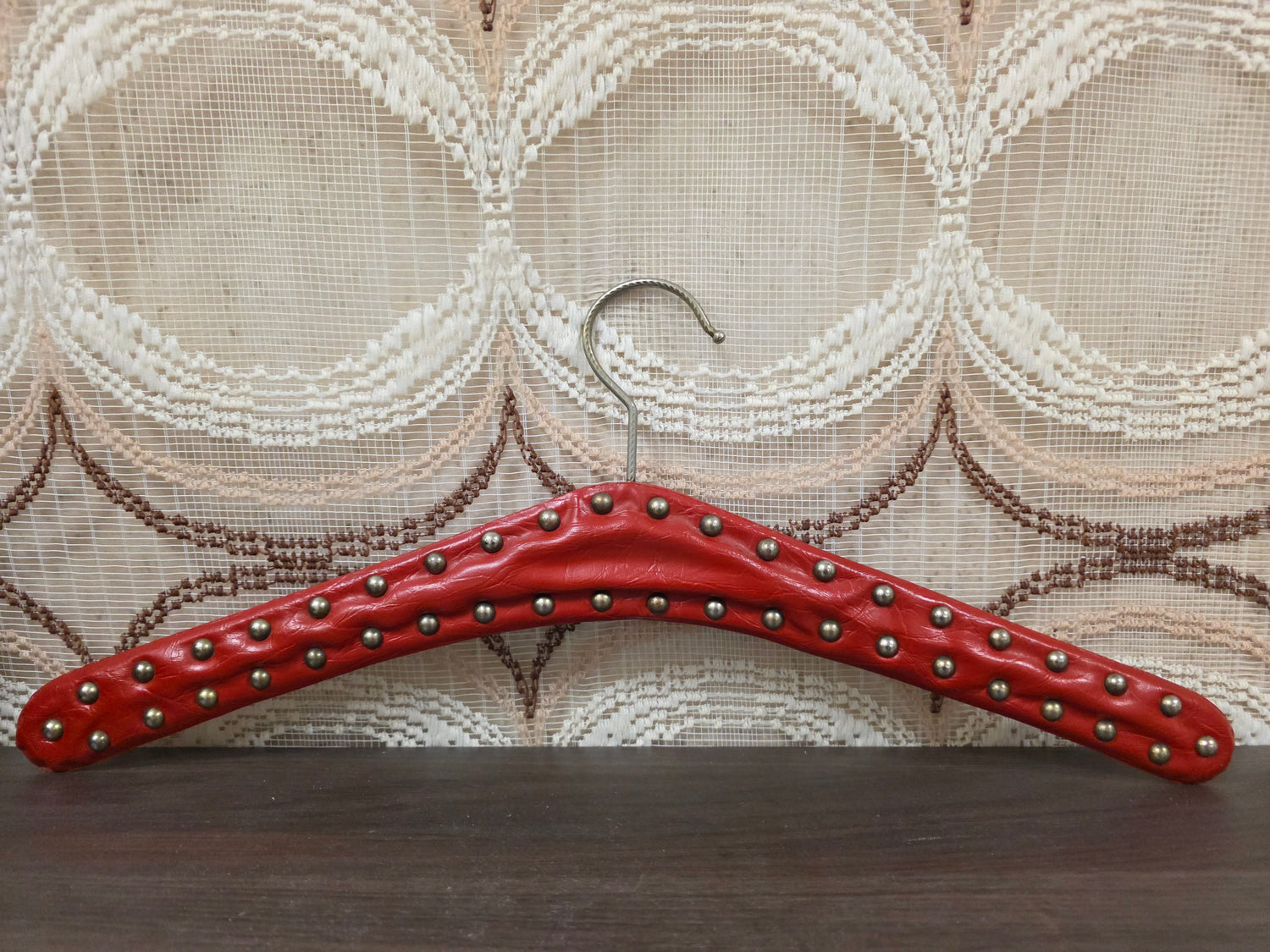 Vintage rode skailederen kledinghanger met studs