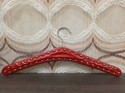 Vintage rode skailederen kledinghanger met studs