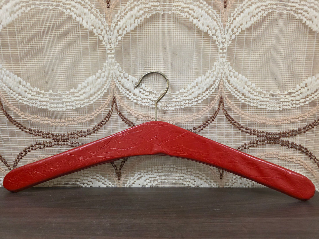 Vintage rode skailederen kledinghanger met studs