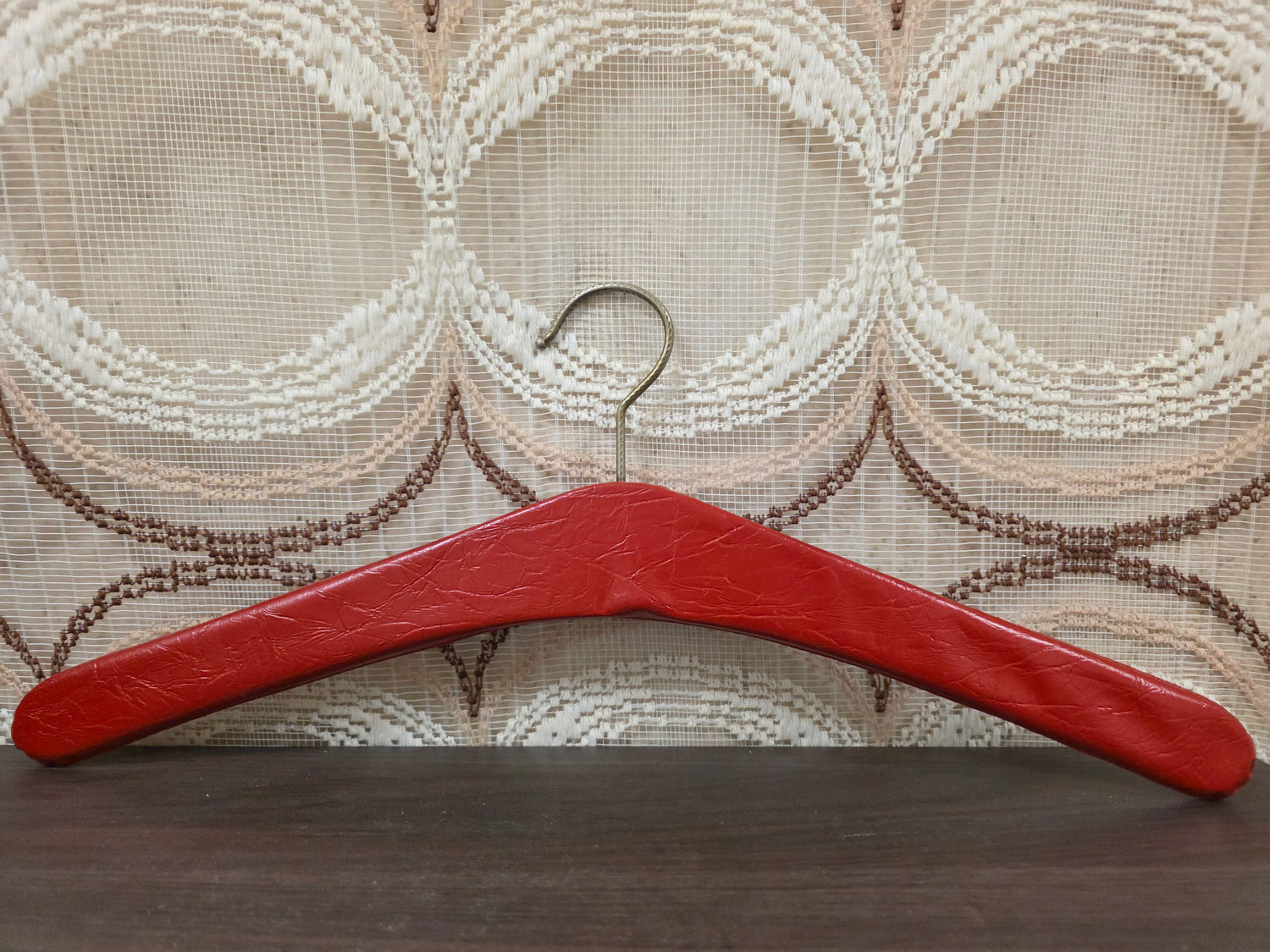 Vintage rode skailederen kledinghanger met studs