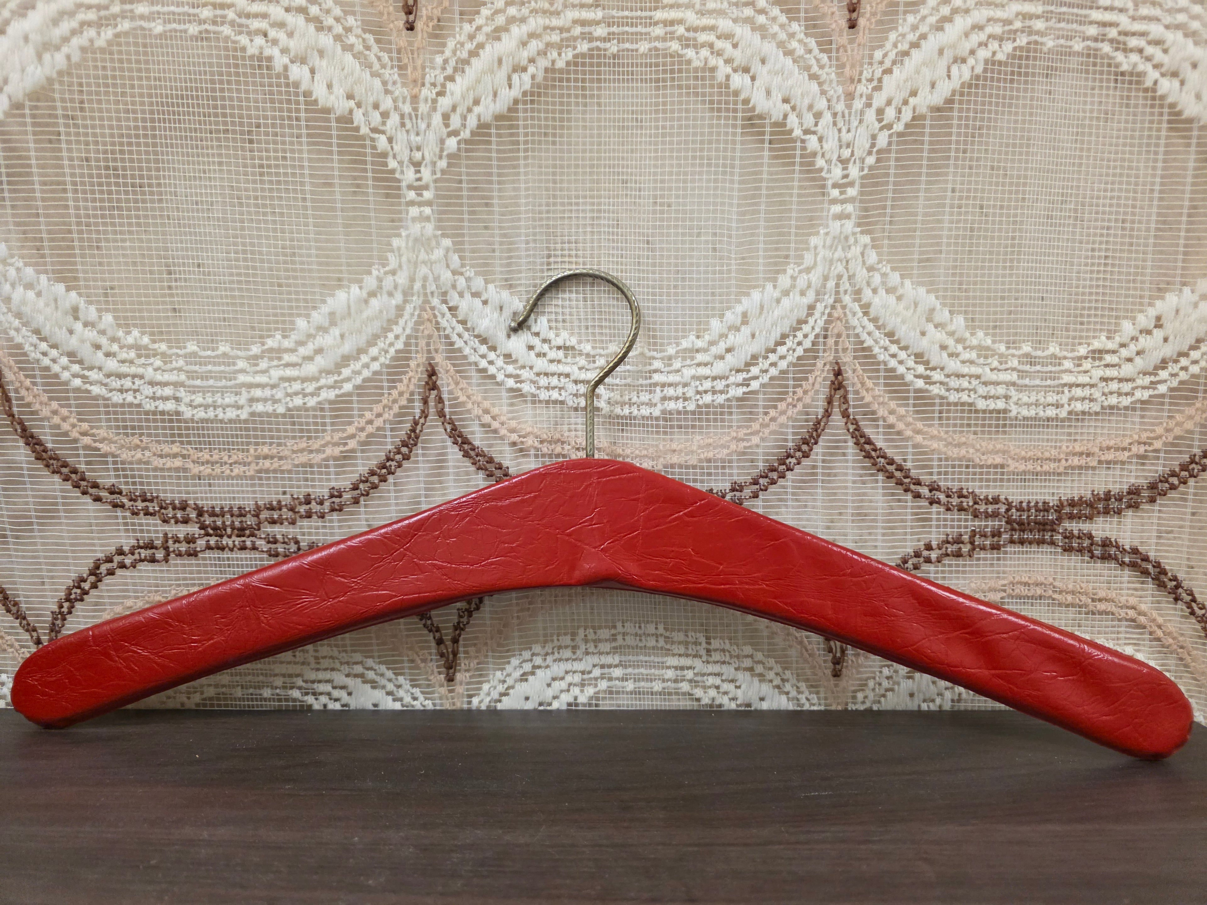 Vintage rode skailederen kledinghanger met studs