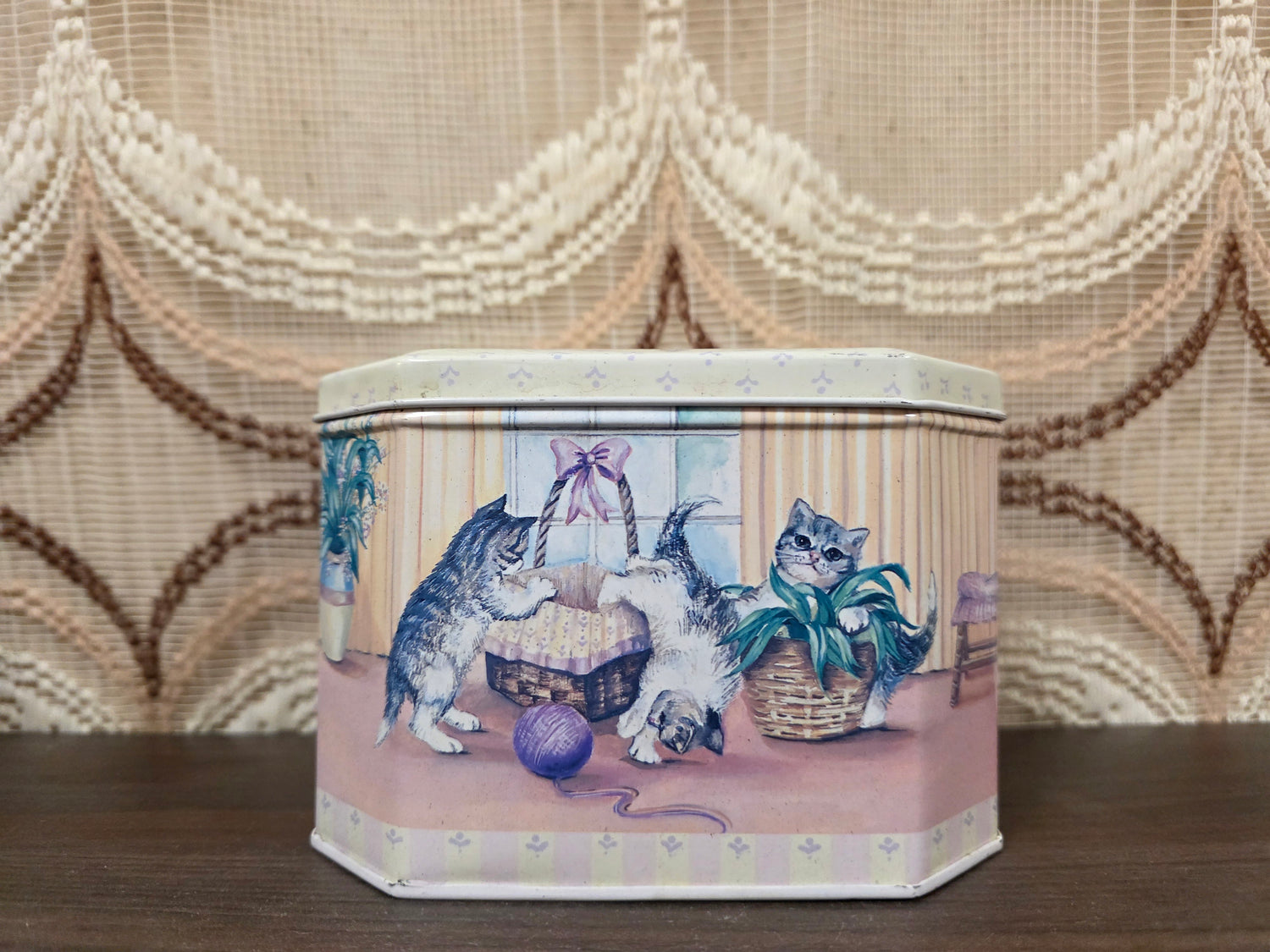Vintage blik met katten illustraties