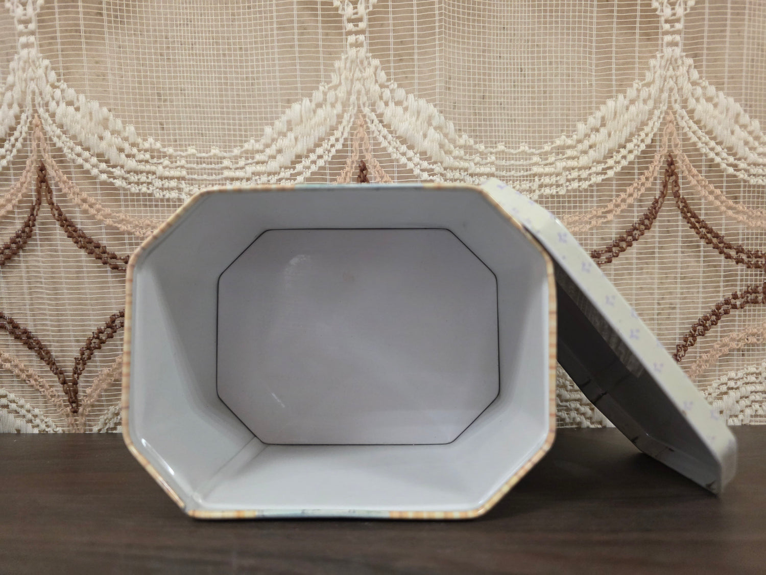 Vintage blik met katten illustraties