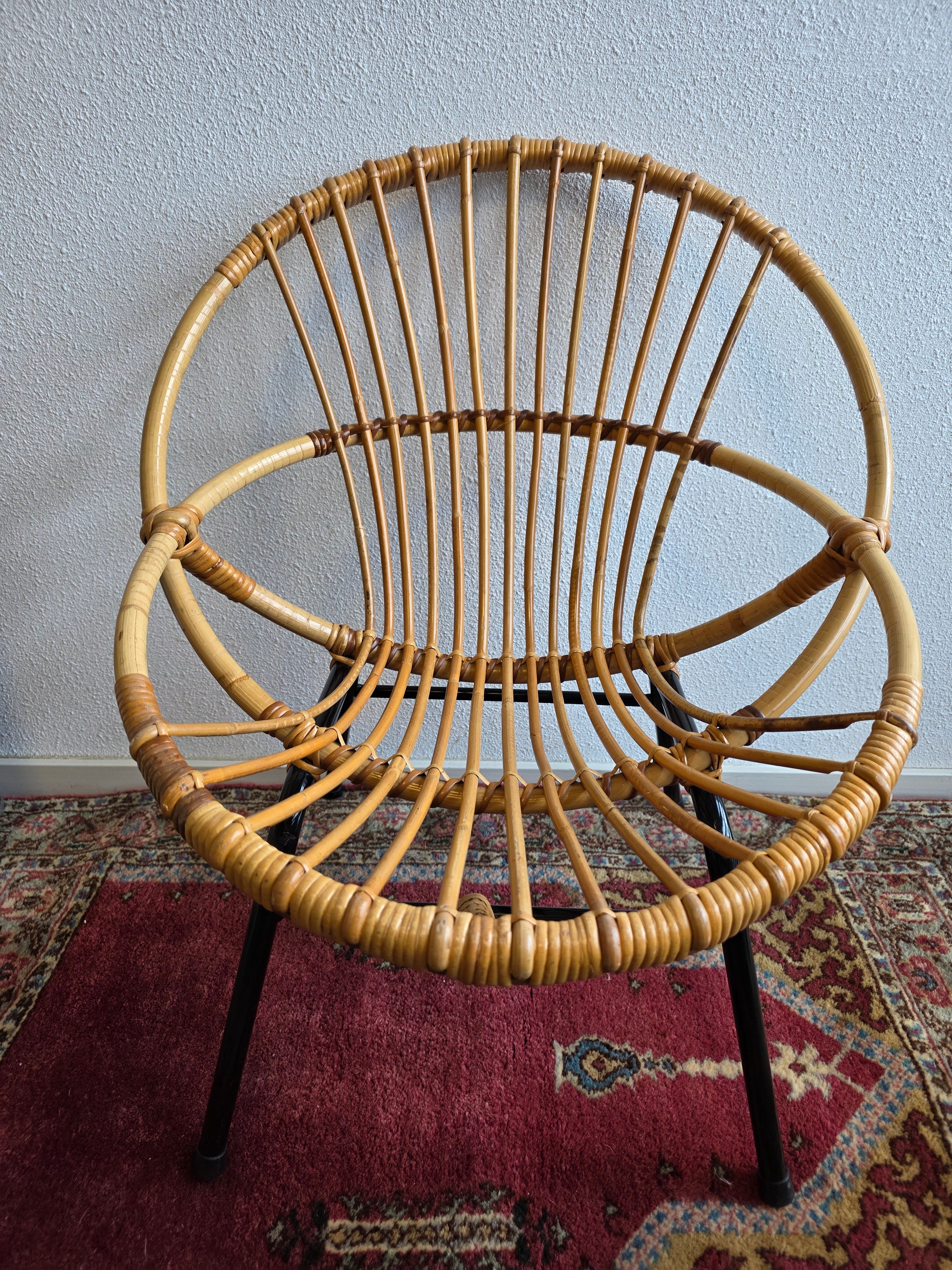 Rotan stoel zwart metalen onderstel Rohe Noordwolde