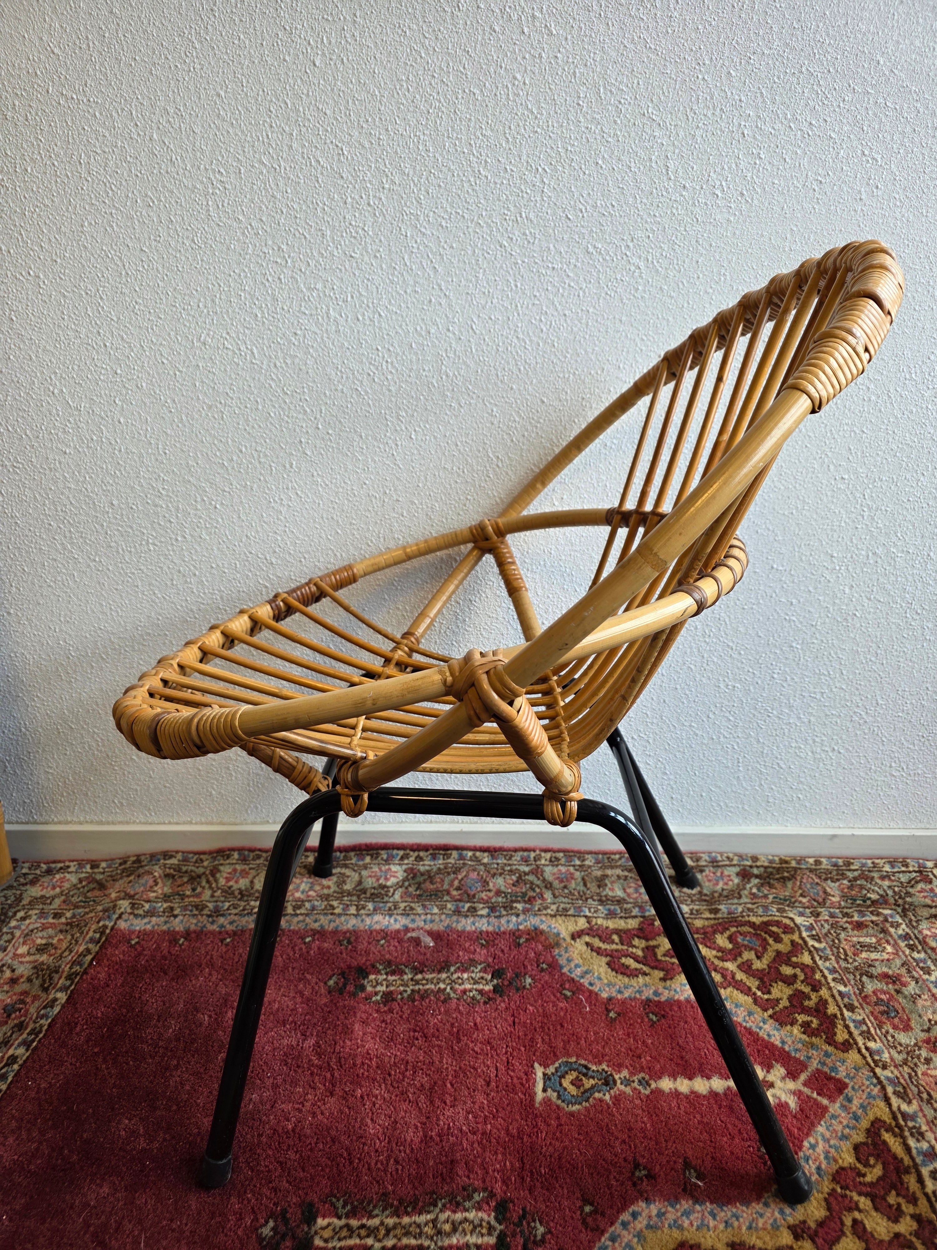 Rotan stoel zwart metalen onderstel Rohe Noordwolde