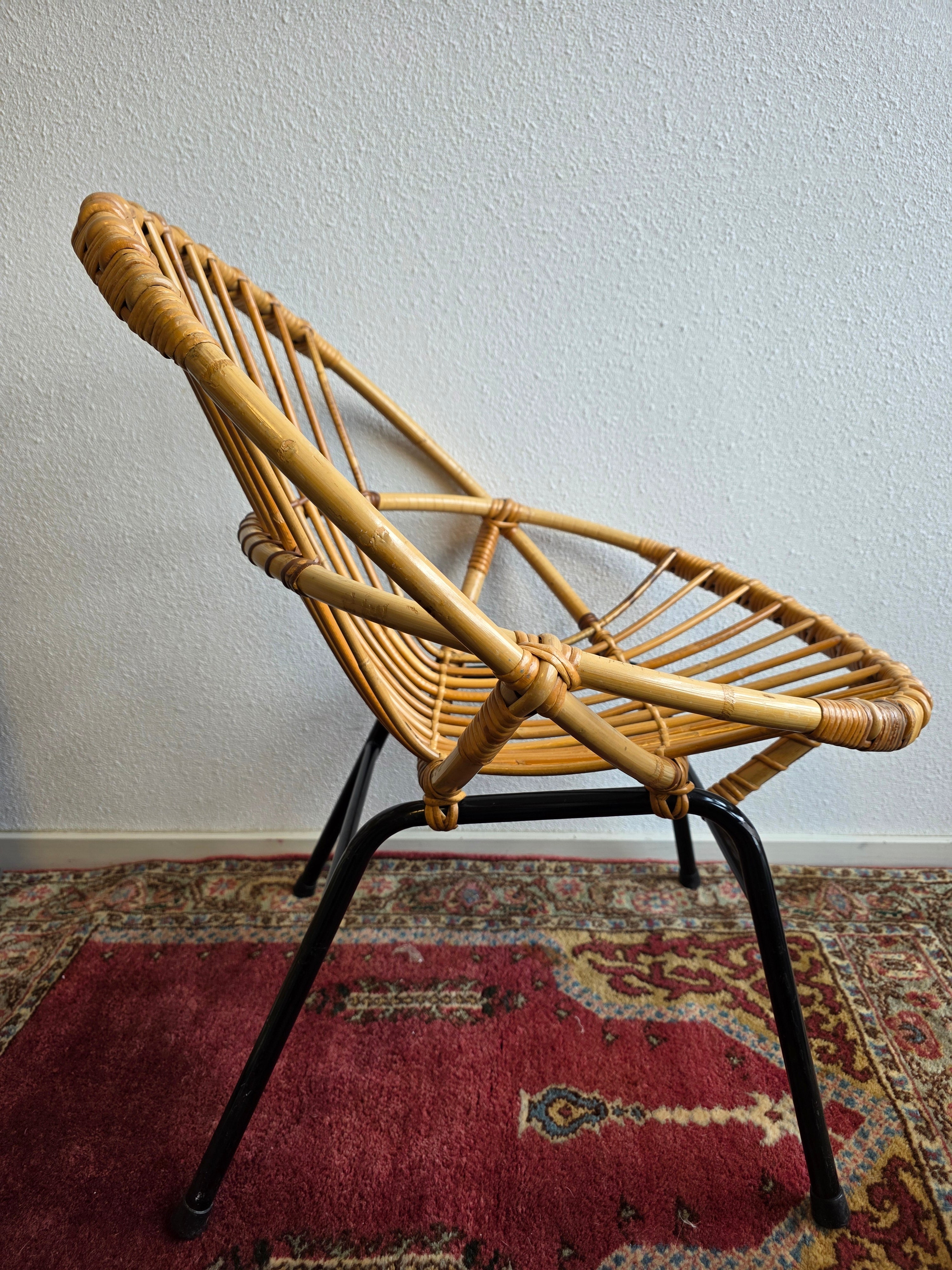 Rotan stoel zwart metalen onderstel Rohe Noordwolde