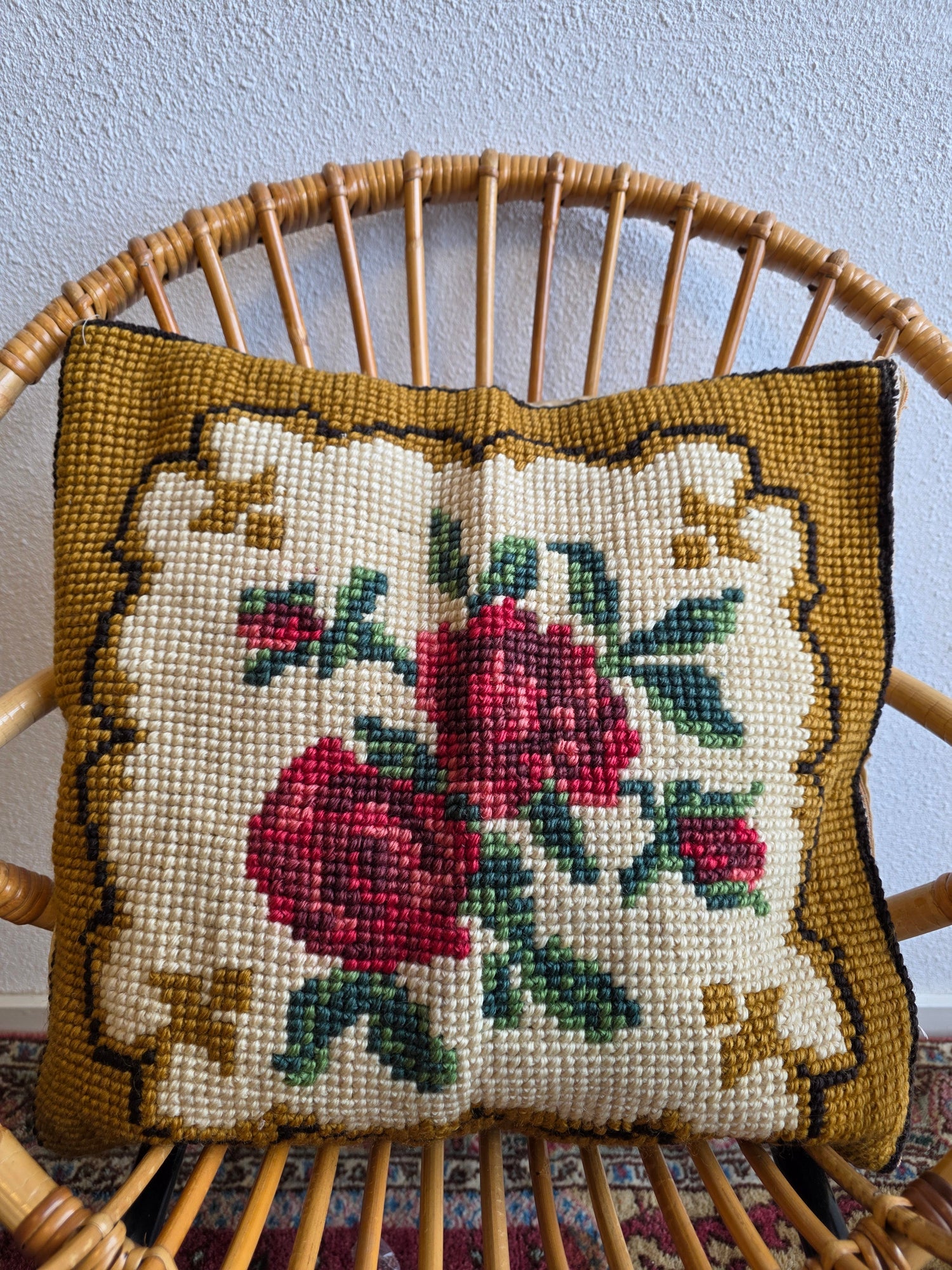 Vintage geborduurd kussen rode rozen