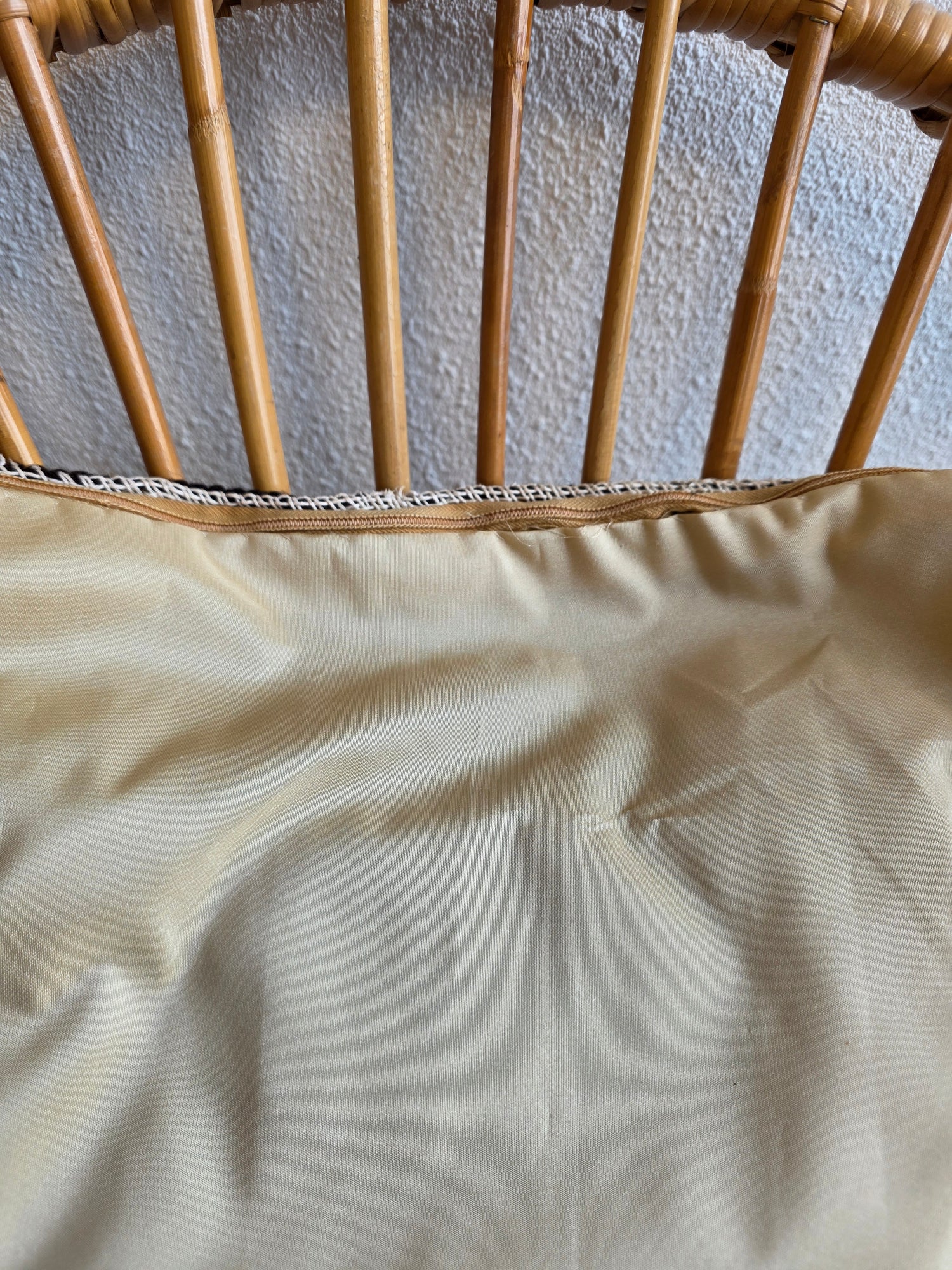 Vintage geborduurd kussen rode rozen