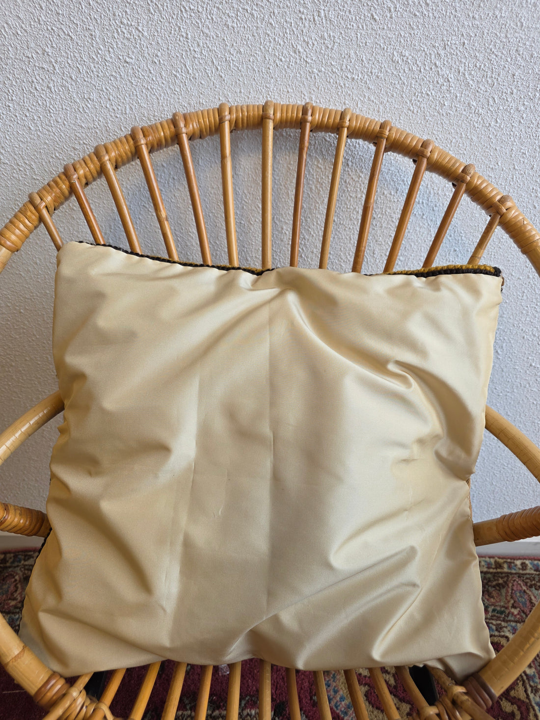 Vintage geborduurd kussen rode rozen