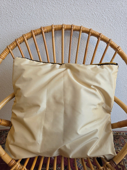 Vintage geborduurd kussen rode rozen