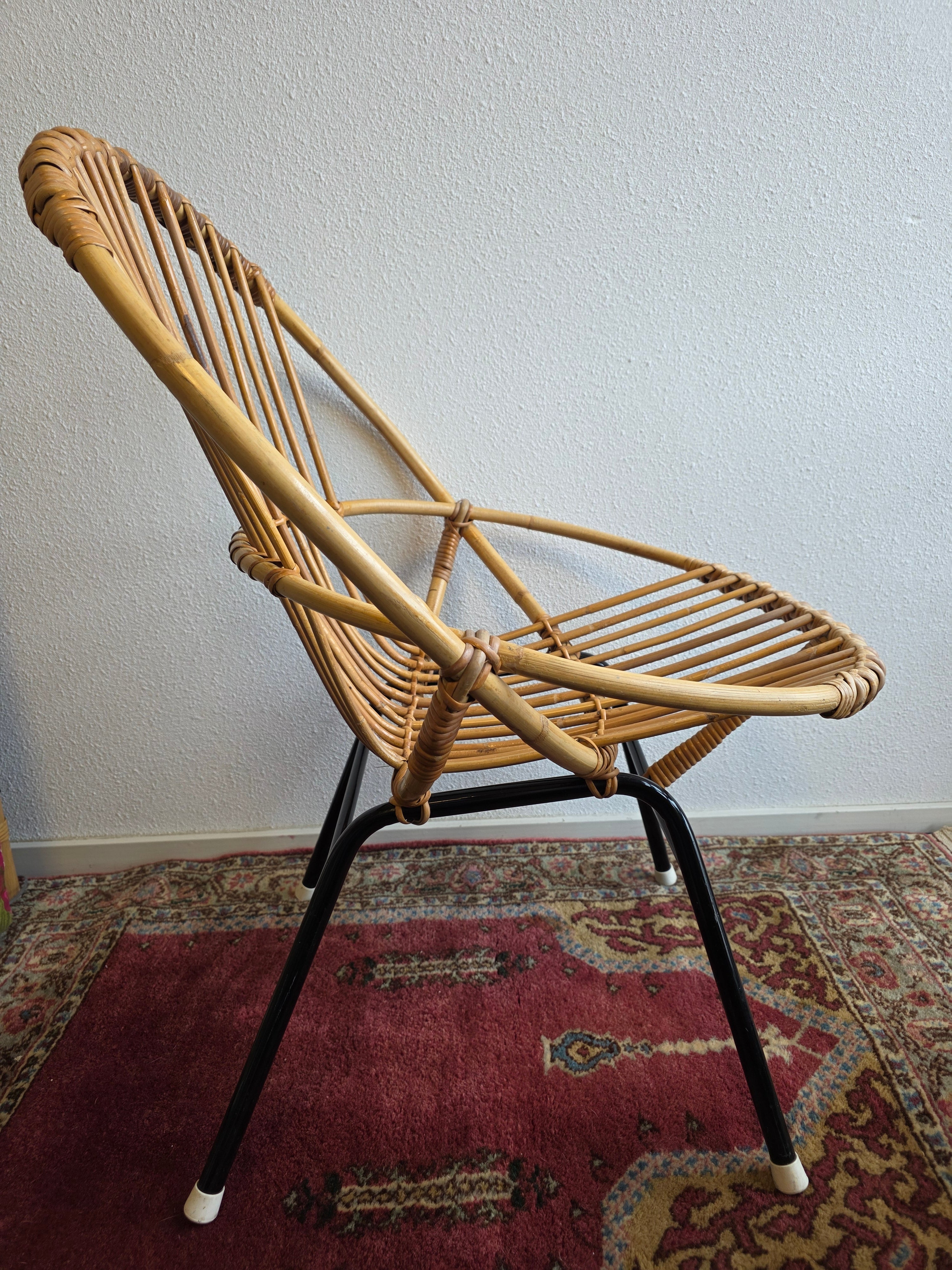 Vintage rotan stoel zwart metalen onderstel Rohe Noordwolde