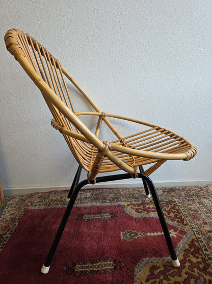 Vintage rotan stoel zwart metalen onderstel Rohe Noordwolde