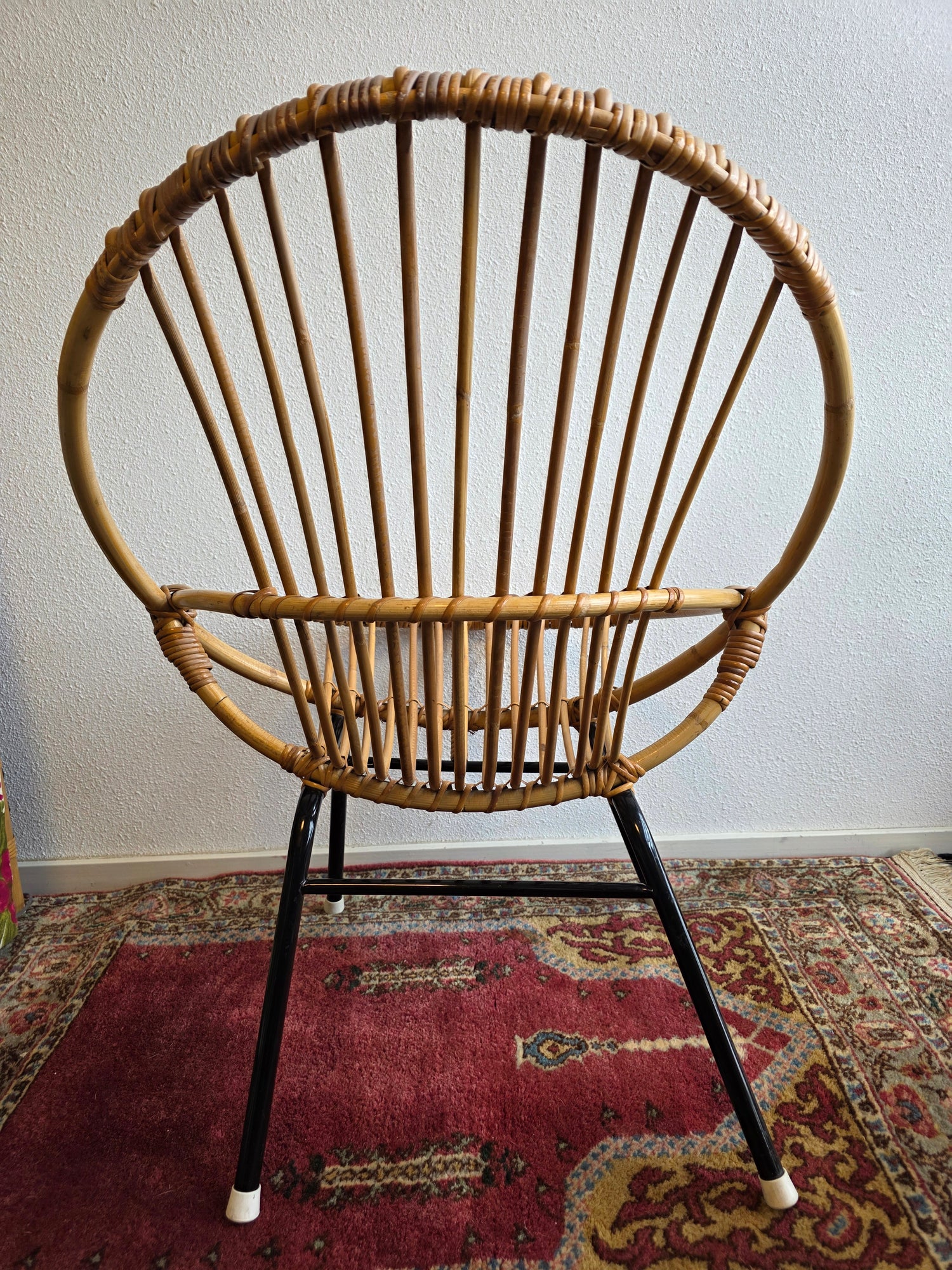 Vintage rotan stoel zwart metalen onderstel Rohe Noordwolde