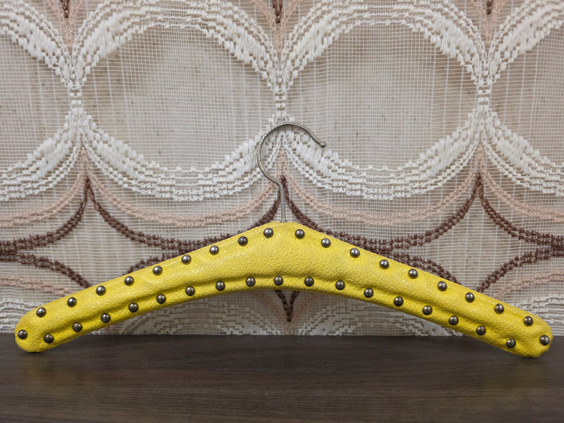 Gele skailederen kledinghanger met studs