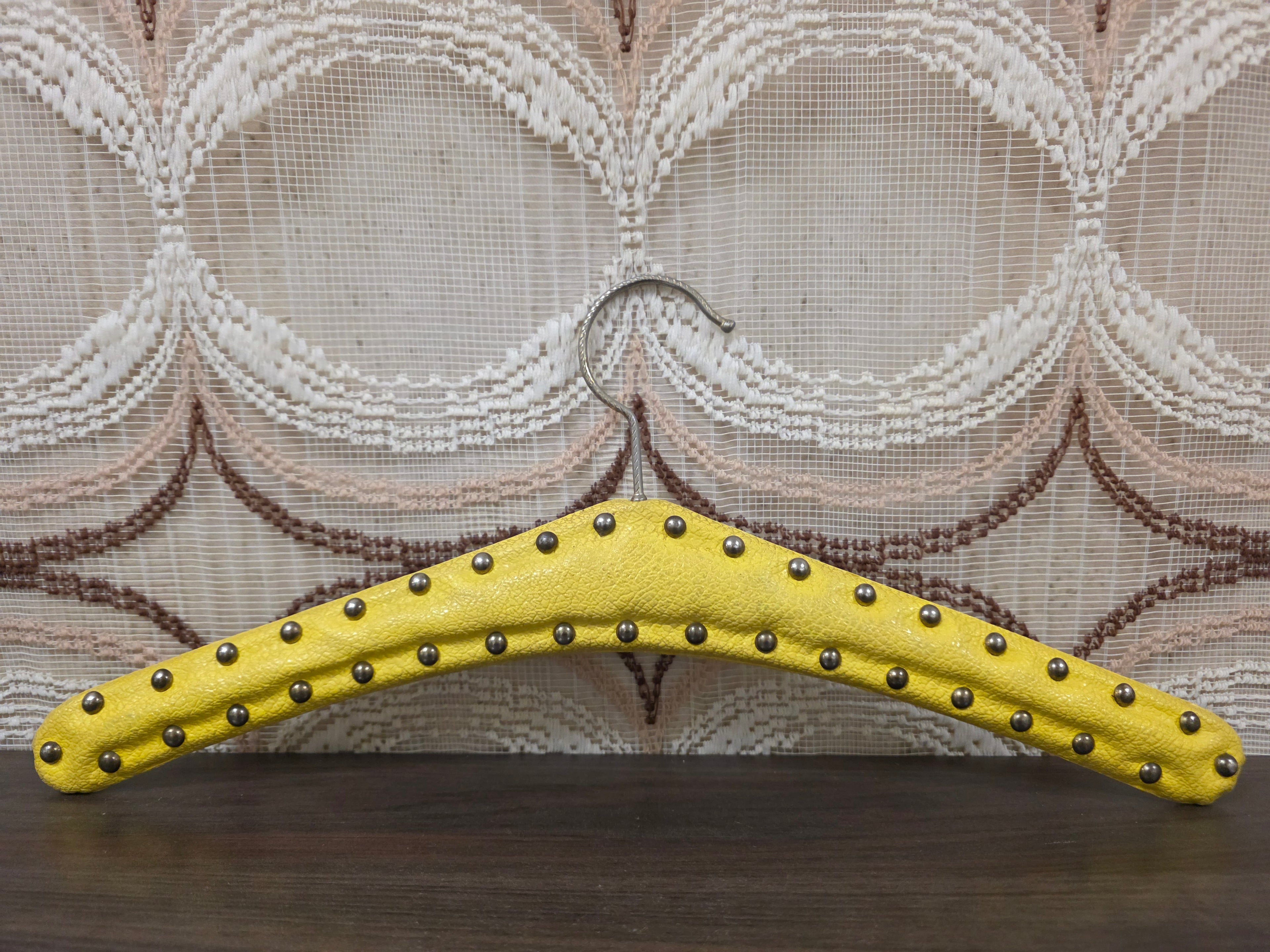 Gele skailederen kledinghanger met studs