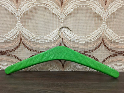 Skailederen kledinghanger groen met studs