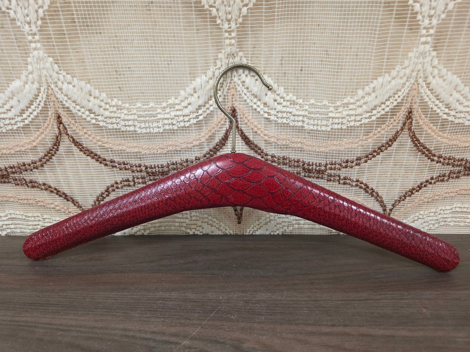 Vintage wijnrode kledinghanger met slangenprint