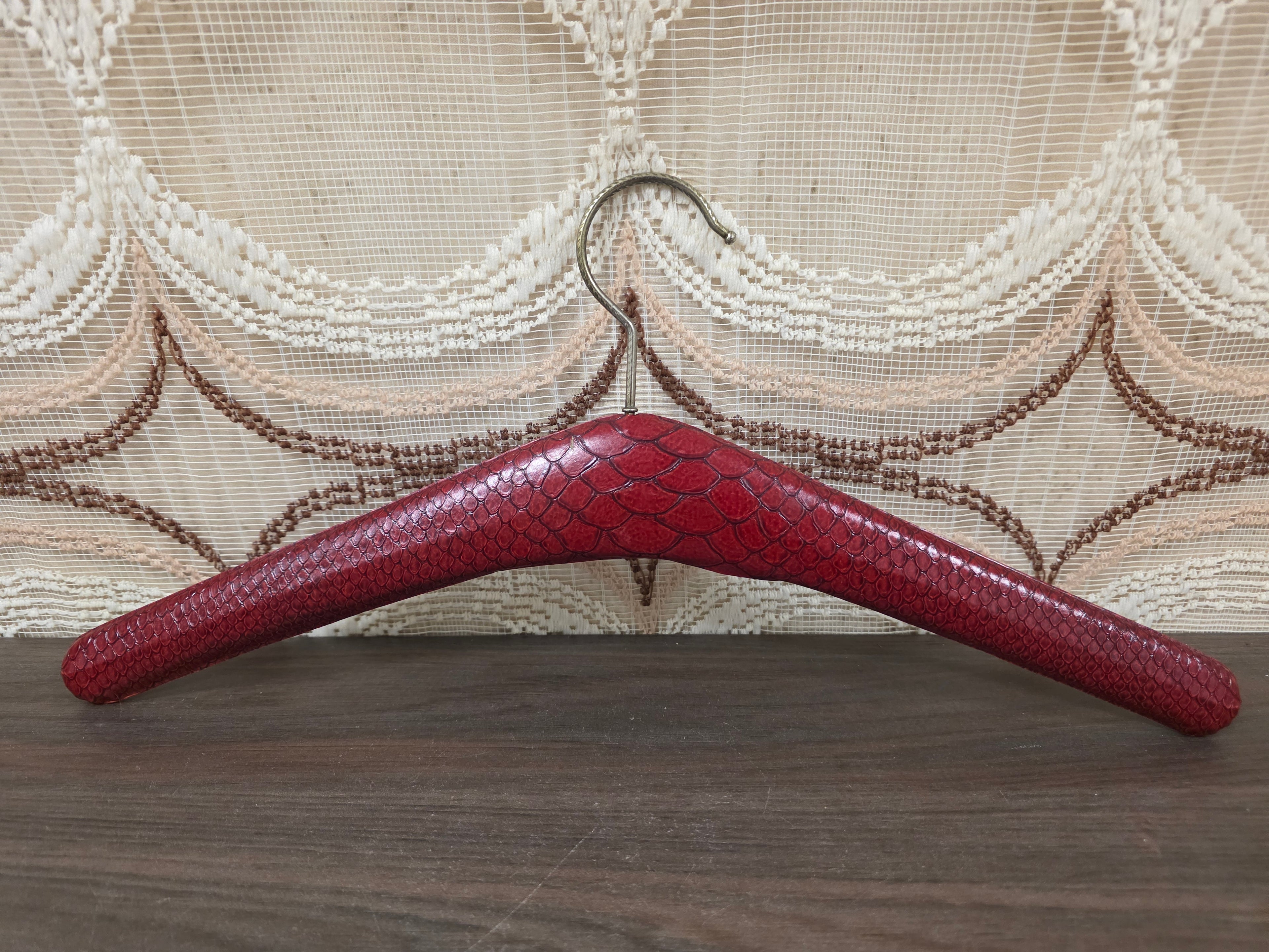 Vintage wijnrode kledinghanger met slangenprint