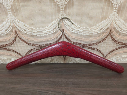Vintage wijnrode kledinghanger met slangenprint