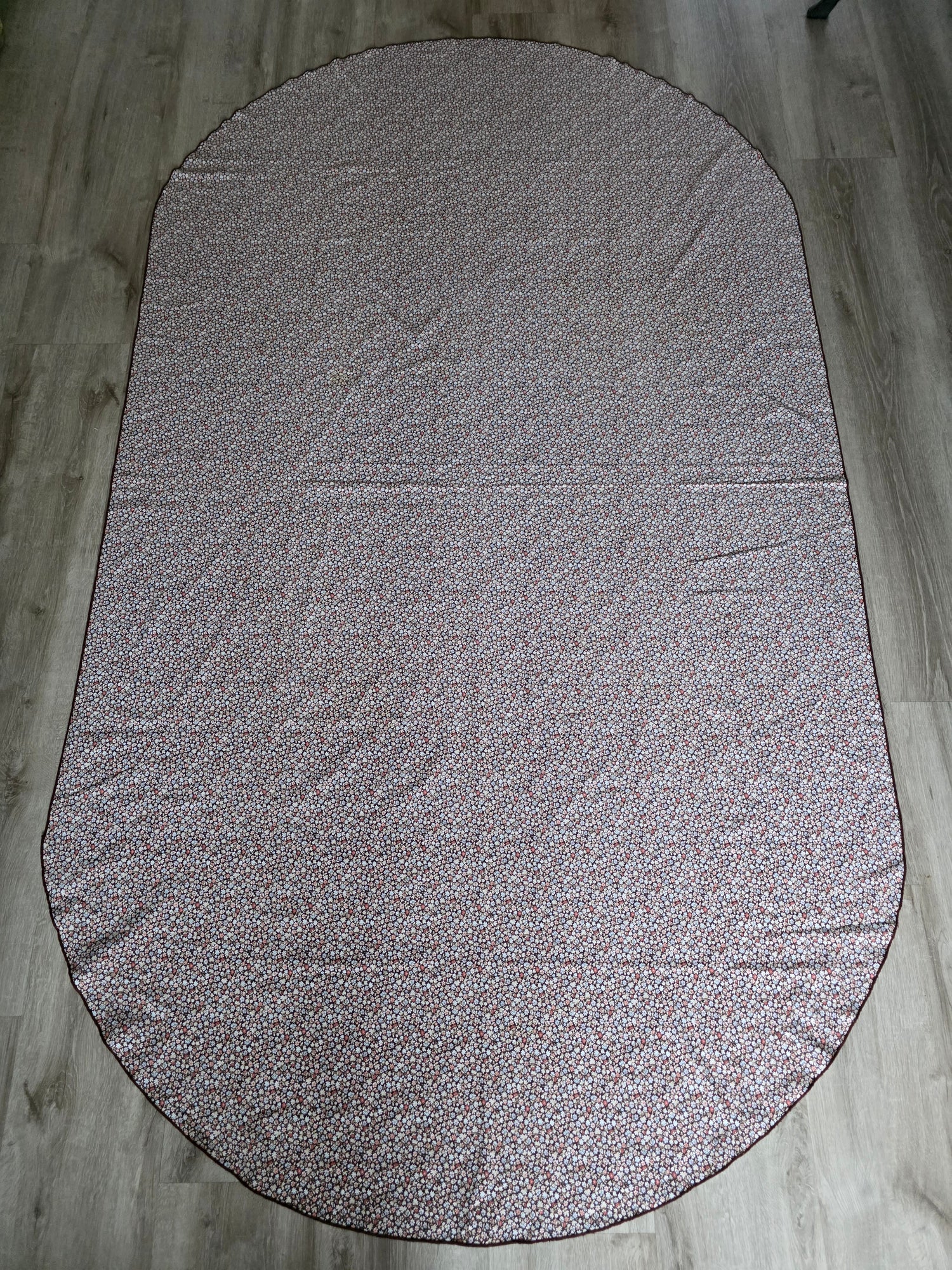 Ovaal tafelkleed met kleine bloemetjes