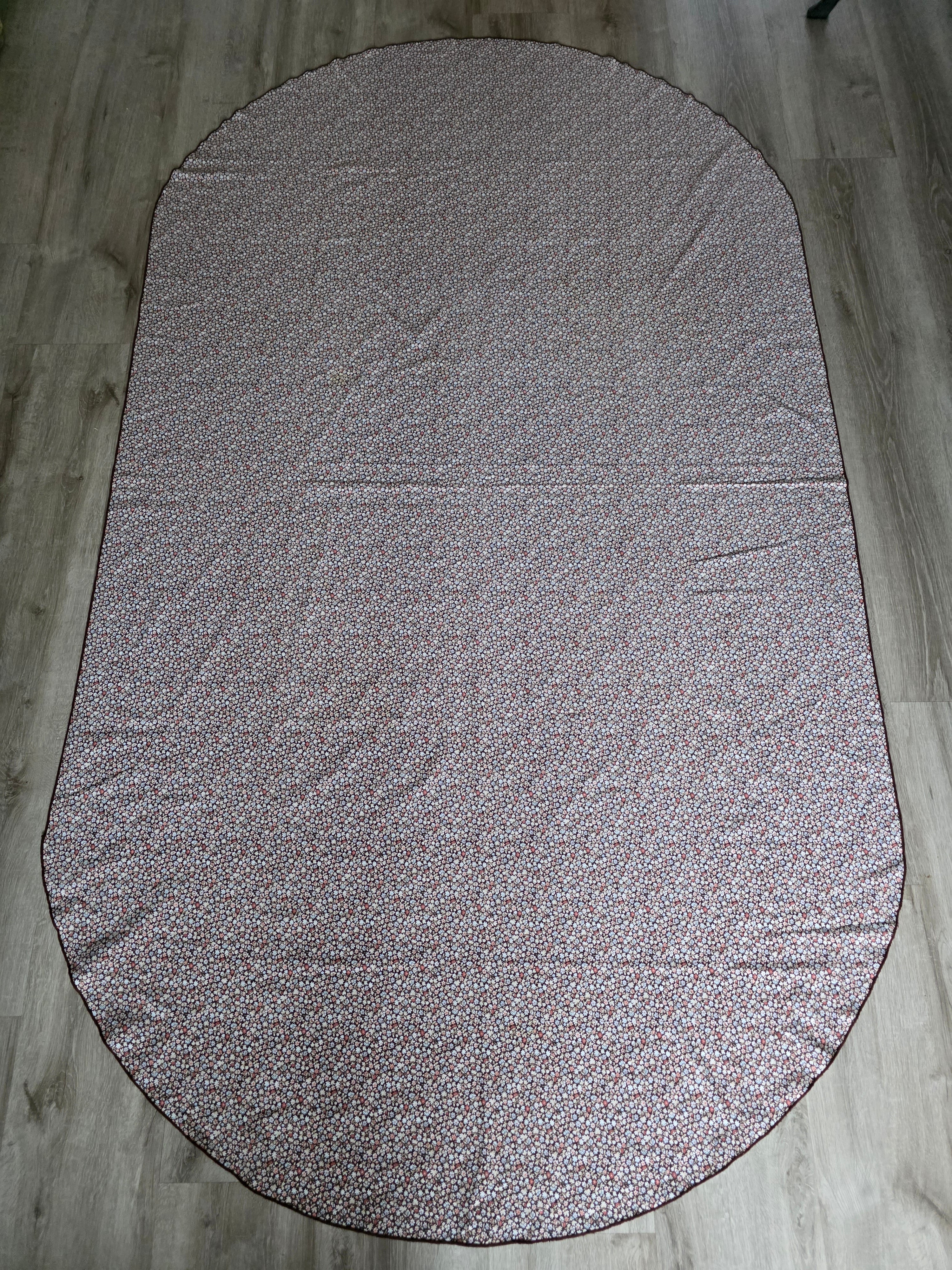 Ovaal tafelkleed met kleine bloemetjes