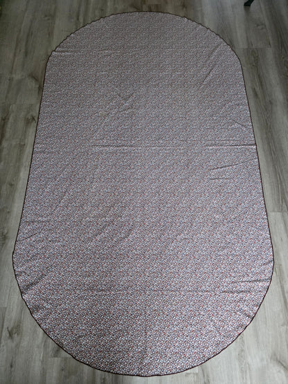 Ovaal tafelkleed met kleine bloemetjes