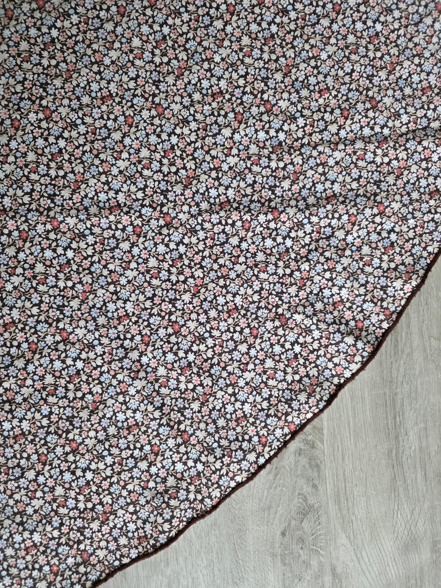 Ovaal tafelkleed met kleine bloemetjes