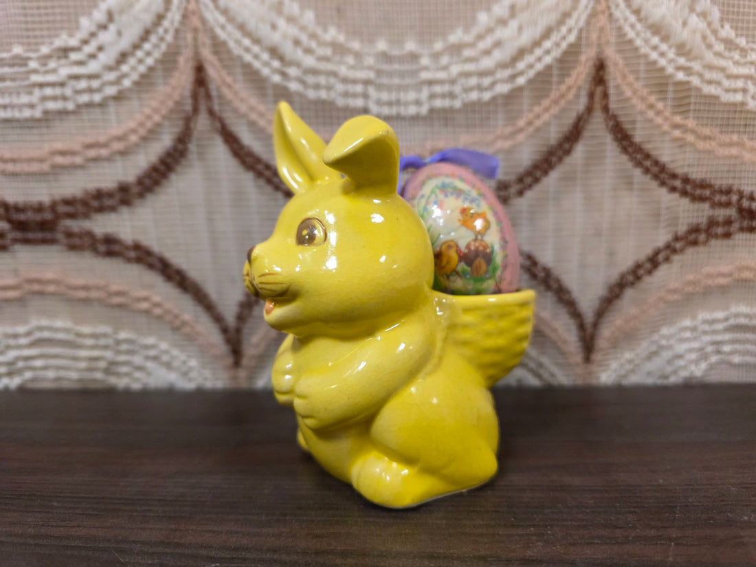 Gele eierdop paashaasje