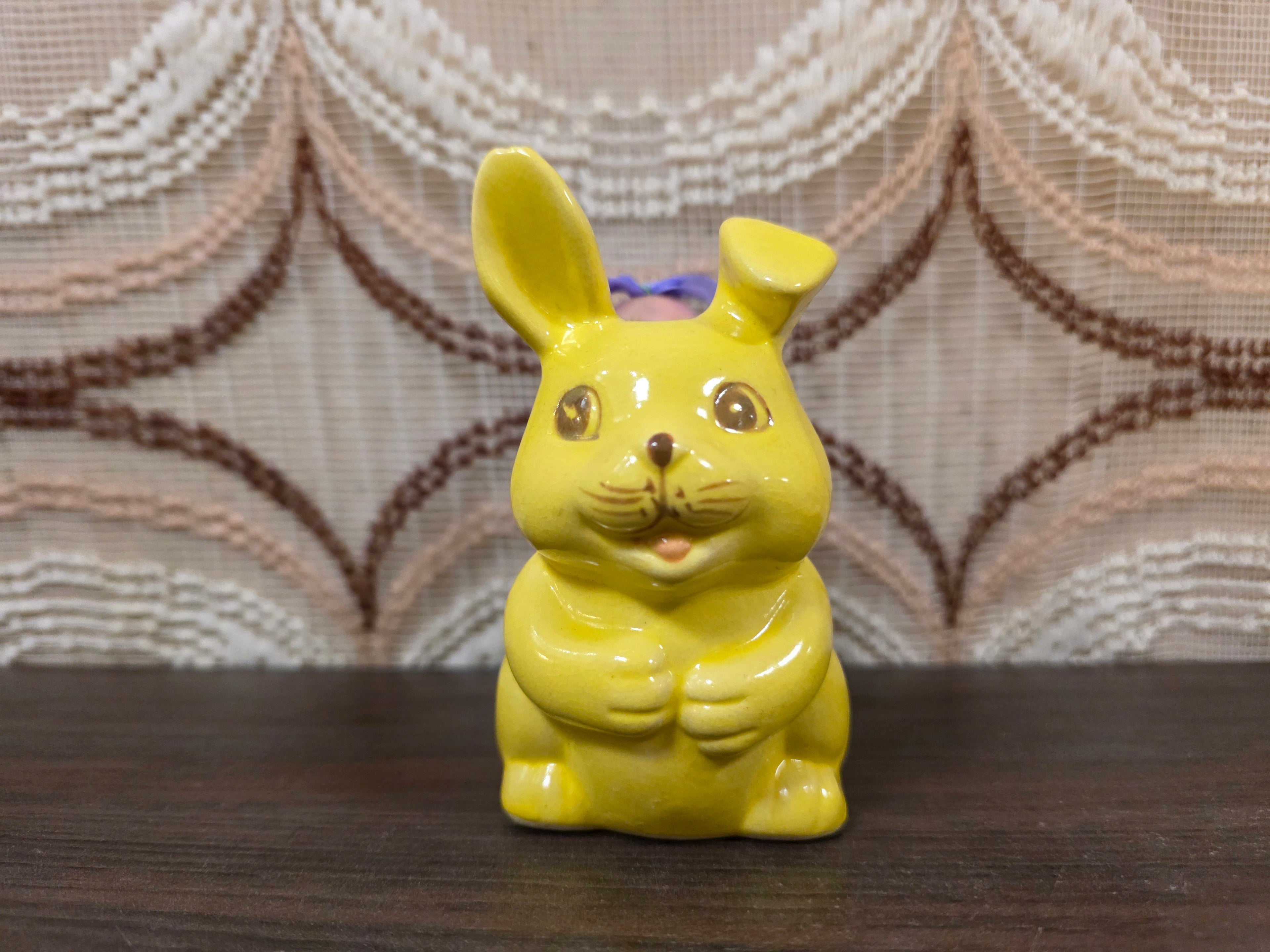 Gele eierdop paashaasje