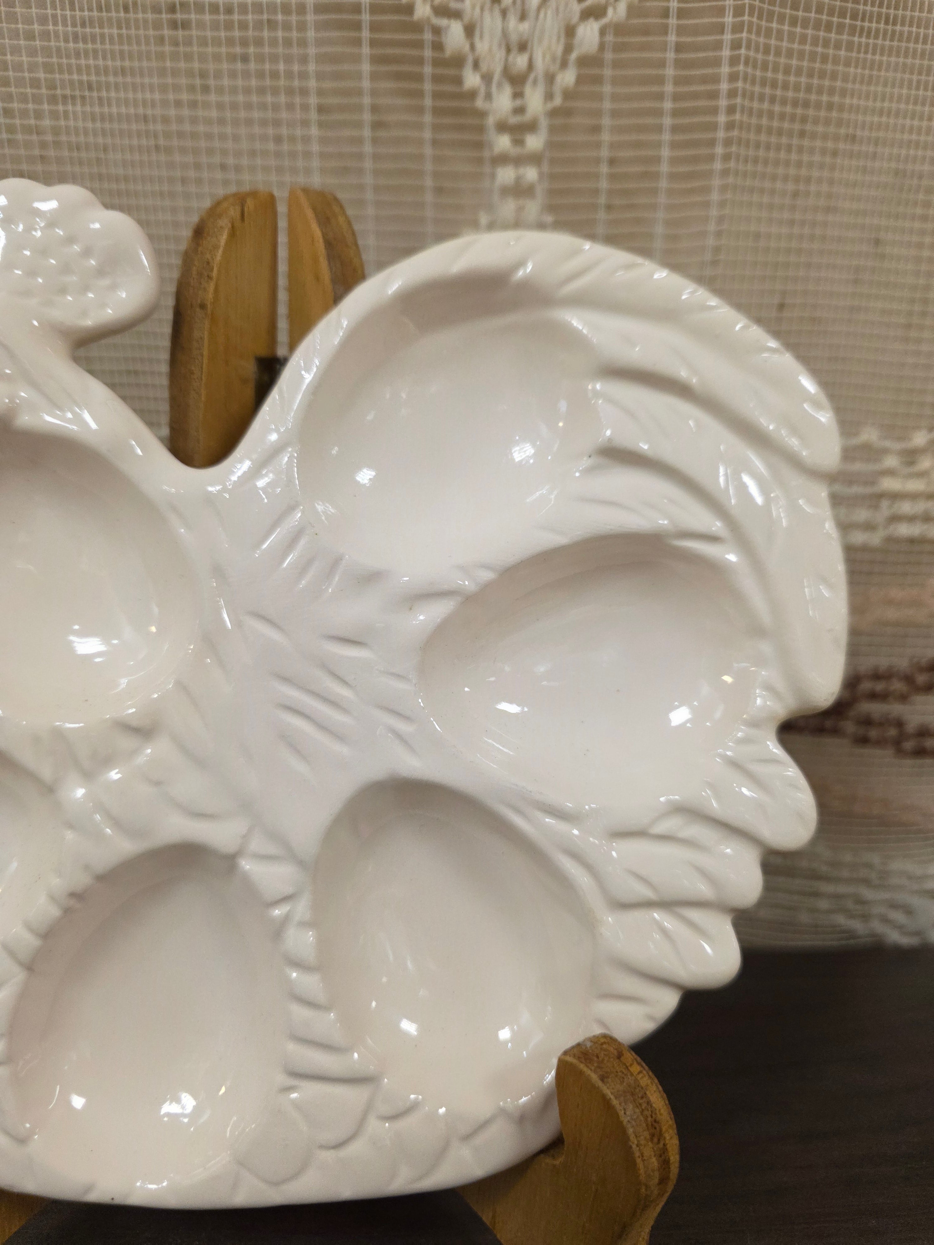 Wit bord kip voor gevulde eieren