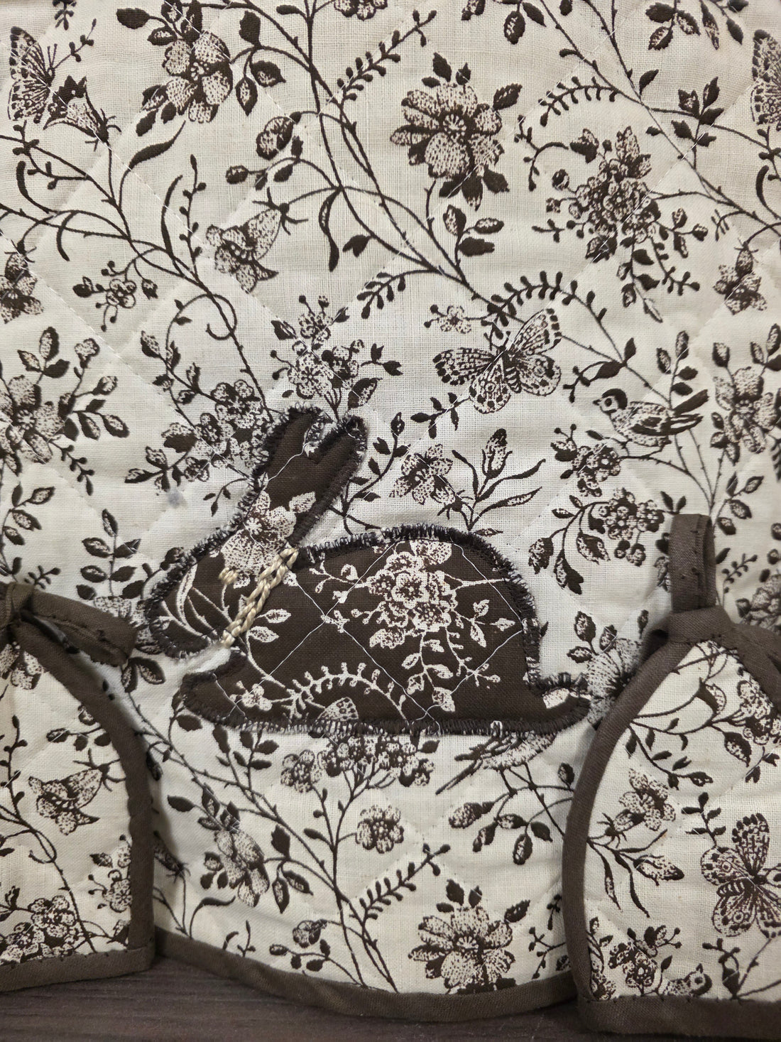 Theemuts met 4 eierwarmers bruin wit