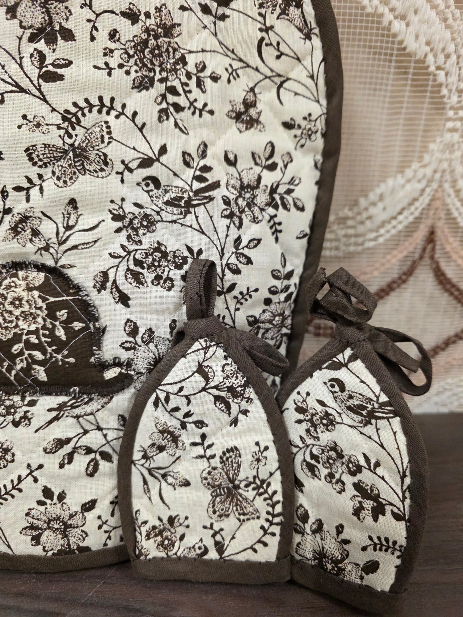 Theemuts met 4 eierwarmers bruin wit