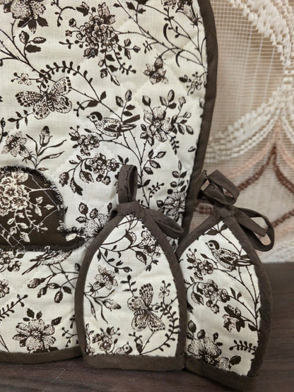 Theemuts met 4 eierwarmers bruin wit