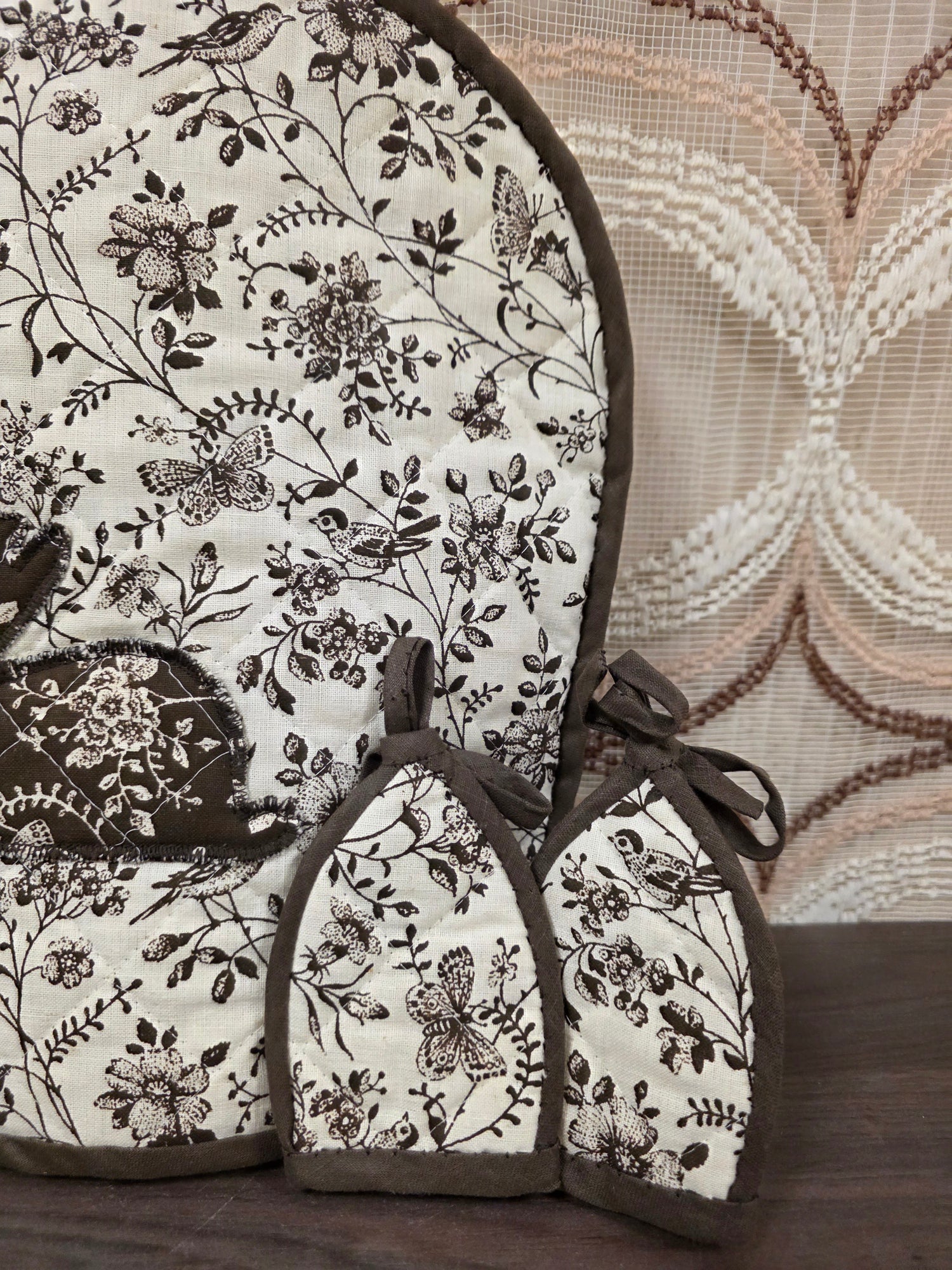 Theemuts met 4 eierwarmers bruin wit